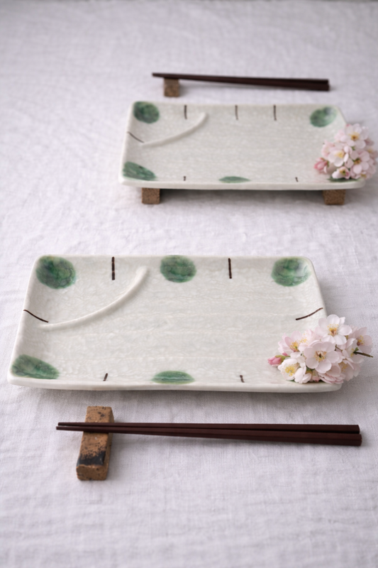 סט זוגי צלחות עם מקום לרוטב + צ'ופסטיקס ומעמד.