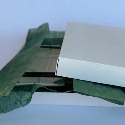 סט זוגי צלחות עם מקום לרוטב + צ'ופסטיקס ומעמד.